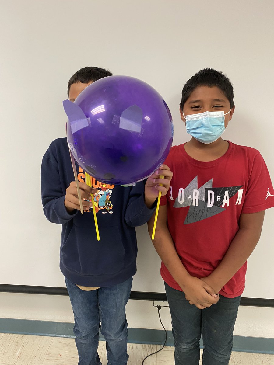 Garcia3Diana's tweet photo. Balloons Over Broadway - 4th grade STEM activity, students made their own version of the balloon puppets in the Macy’s Thanksgiving Day Parade. #TravisSTEM @MrsAlmaGonzalez @monica_torres21 @MPena220 https://t.co/qLeu42HPOt