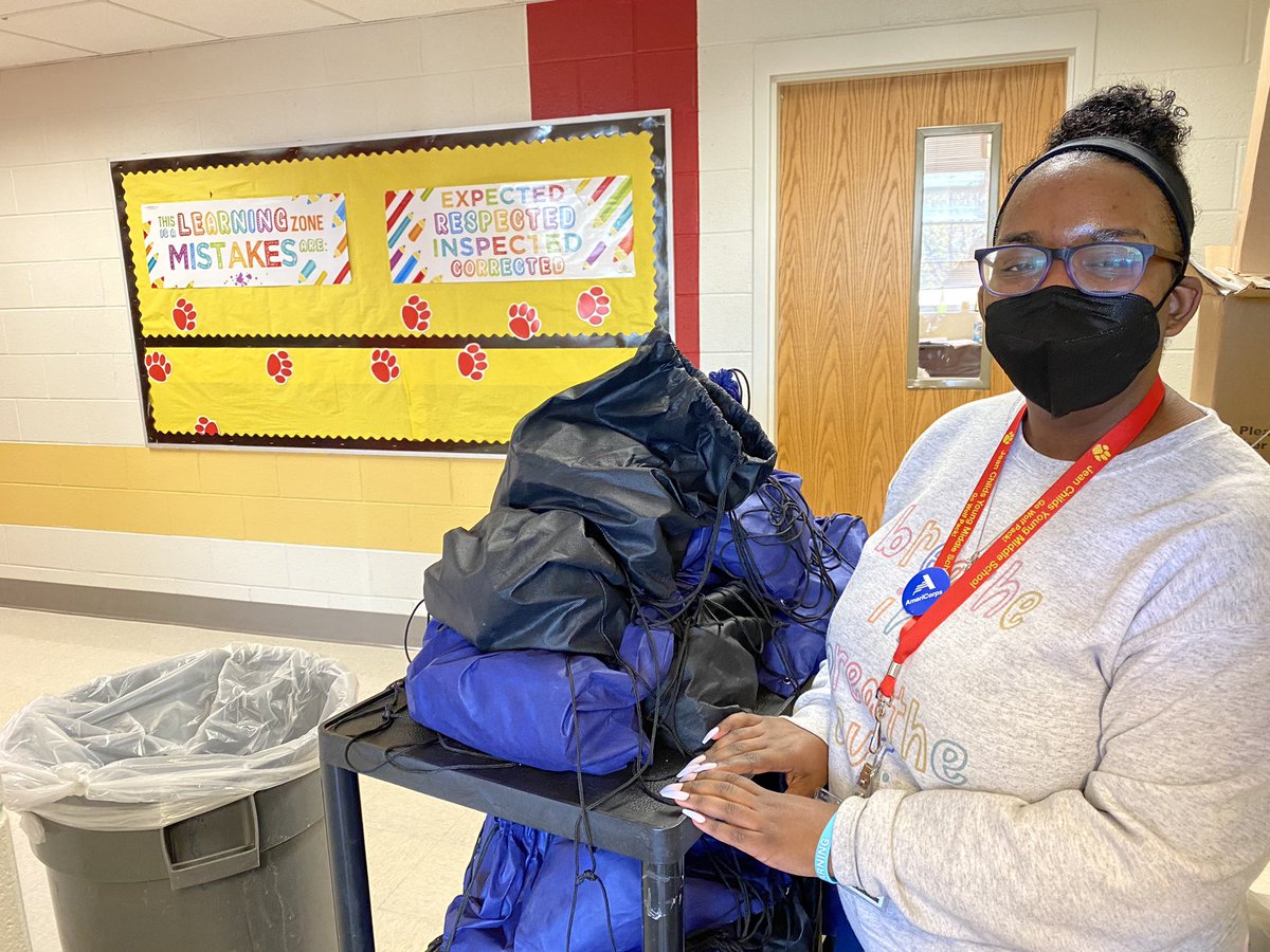 HHES_Principal's tweet image. We we able to give 45 🦃 to families thanks to @TAfromGA and 450 snack bags 🙏🏾 to @OperationFeed to our students. Happy Thanksgiving 🦃🍁🍽  @apsyoungms and @apsupdate