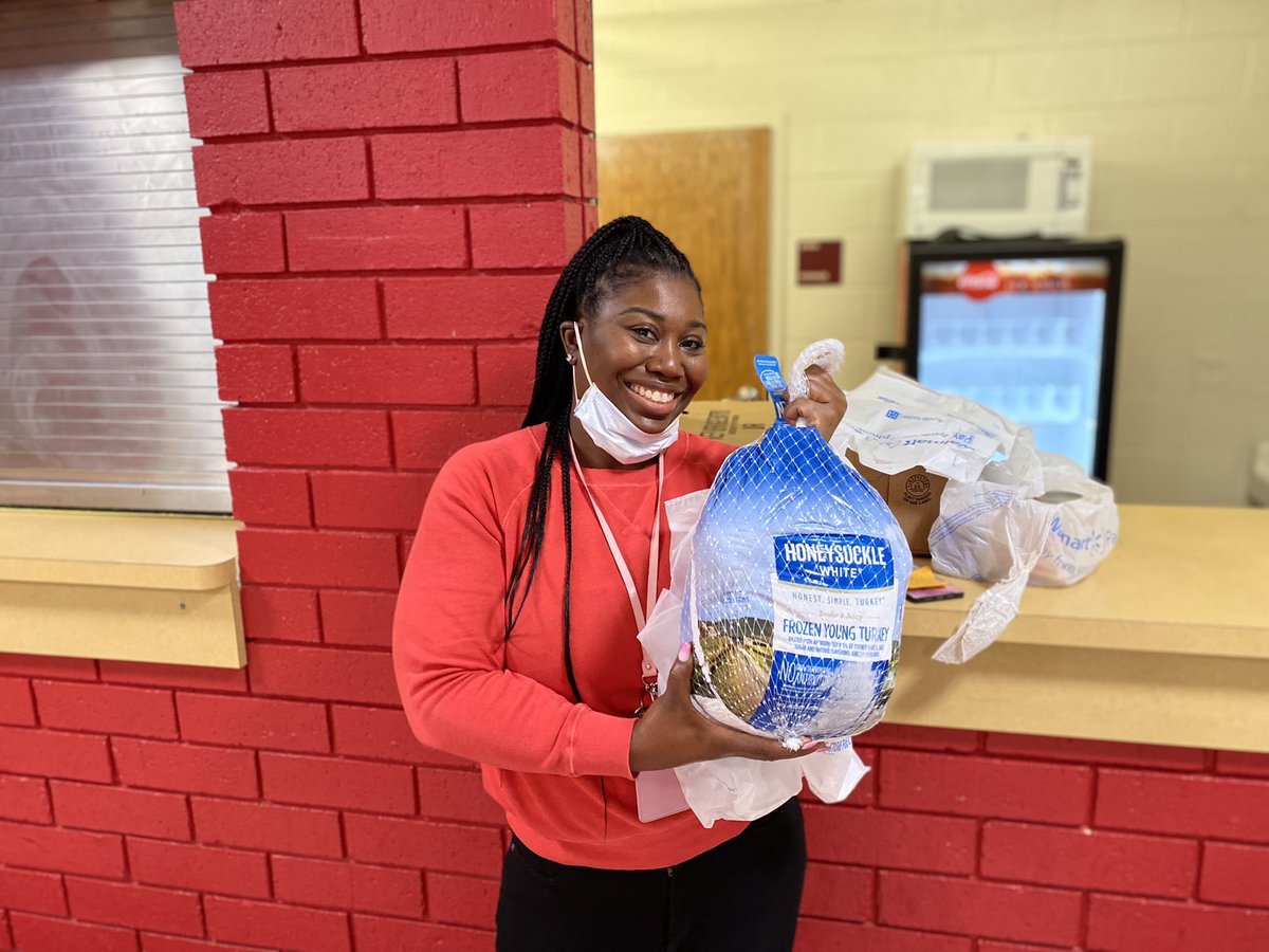 HHES_Principal's tweet image. We we able to give 45 🦃 to families thanks to @TAfromGA and 450 snack bags 🙏🏾 to @OperationFeed to our students. Happy Thanksgiving 🦃🍁🍽  @apsyoungms and @apsupdate