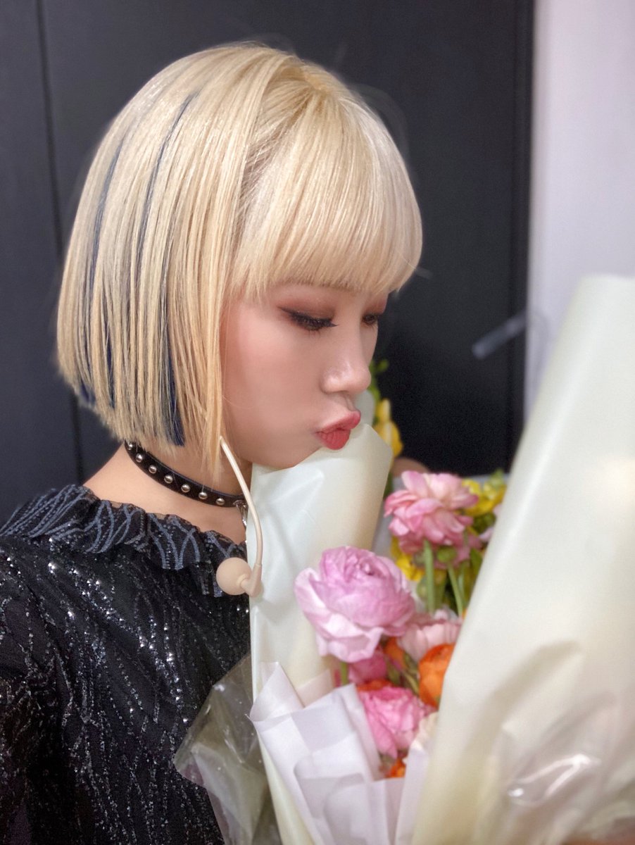 PURPLELIPStwt's tweet photo. Gracias a estas flores y mi perfumito especial, espero lograr enamorar a @wedailyoff en su maravilloso #𝔻𝐀𝐈𝐋𝐘DB porque desde ya me declaro la más grande fan. ¡Felicidades chiquitas! 
𝓜𝘆𝘀𝘁𝗶𝗰 𝒇𝒂𝒏𝒕𝒂𝒔𝒚 •₊˚ #MELISSA🐈 https://t.co/dKCiFmkHVm