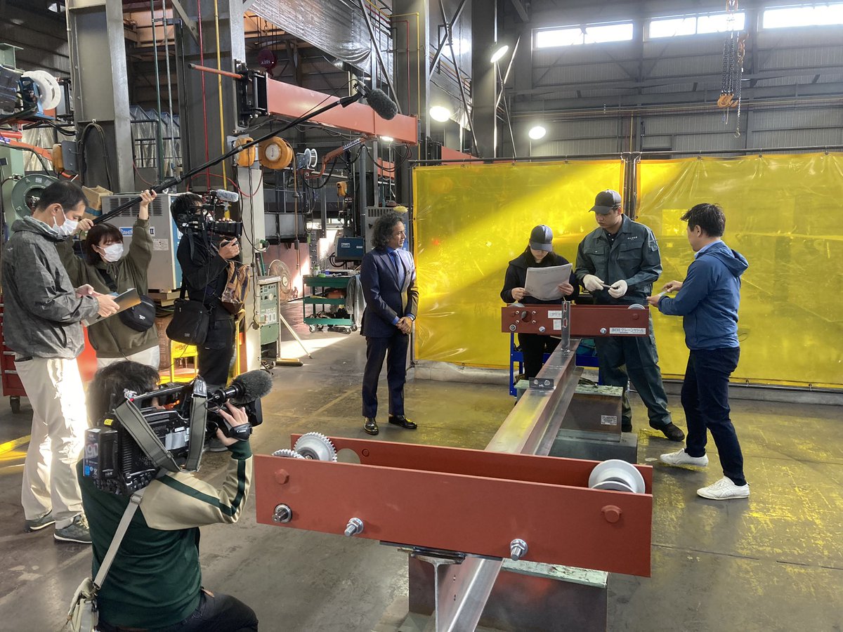 uetadenki's tweet photo. 今朝の高知新聞に掲載されてますが、県中小企業団体中央会の企画で在大阪・神戸インド領事館の領事様が来社されました。インド人材に向けたPR動画が来年3月に公開される模様です。
#上田電機
#クレーン 
#インド領事館
#高知県中小企業団体中央会 
#高知新聞 https://t.co/JmUbLkJ8fK