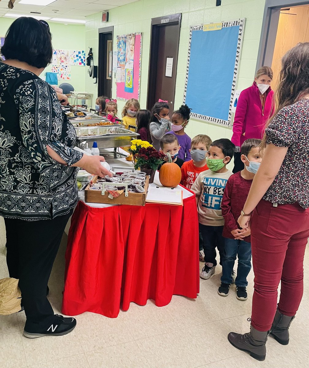 YanaizaGallant's tweet photo. Always an amazing event at  Martin PreK!! 

What a beautiful Friendsgiving lunch today for the littles! 

Chartwells always knows how to make it happen in the fanciest ways 🙂
#tinytownies @karenr1218 @RIDeptEd @KathrynCrowle12 https://t.co/49VZrW2Mtl