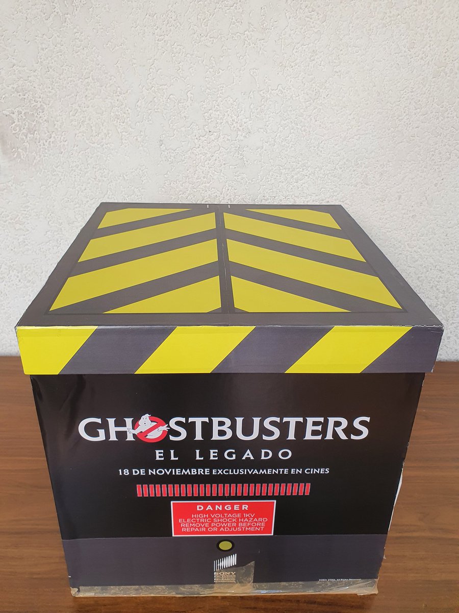 Cuacarraquear2's tweet photo. Me están temblando las piernas, acaba de llegar una mensajería y me entregaron esta Ghost Trap 😱 ¿Será prudente abrirla? 👻

#Ghostbusters 
#HasbroCollection https://t.co/DDynXbSAUd