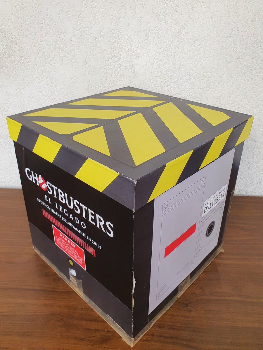 Cuacarraquear2's tweet photo. Me están temblando las piernas, acaba de llegar una mensajería y me entregaron esta Ghost Trap 😱 ¿Será prudente abrirla? 👻

#Ghostbusters 
#HasbroCollection https://t.co/DDynXbSAUd