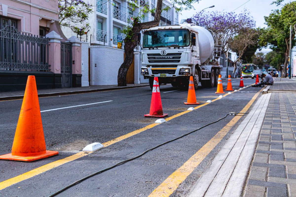 Barranco_Muni's tweet photo. 🚲Estamos colocando tachones en la ruta de ciclovía de la av San Martín. Estos #tachones nos ayudarán a señalizar y separar las vías de autos y bicis. Con esto podremos convivir en armonía y respeto por el espacio. Calles señalizadas son calles #seguras para #todos 🙌 https://t.co/uwBZDxsb8T