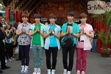 jjongonthisday's tweet photo. 081120 SHINee at Alligator farm in Thailand https://t.co/uRKrfMmsMm