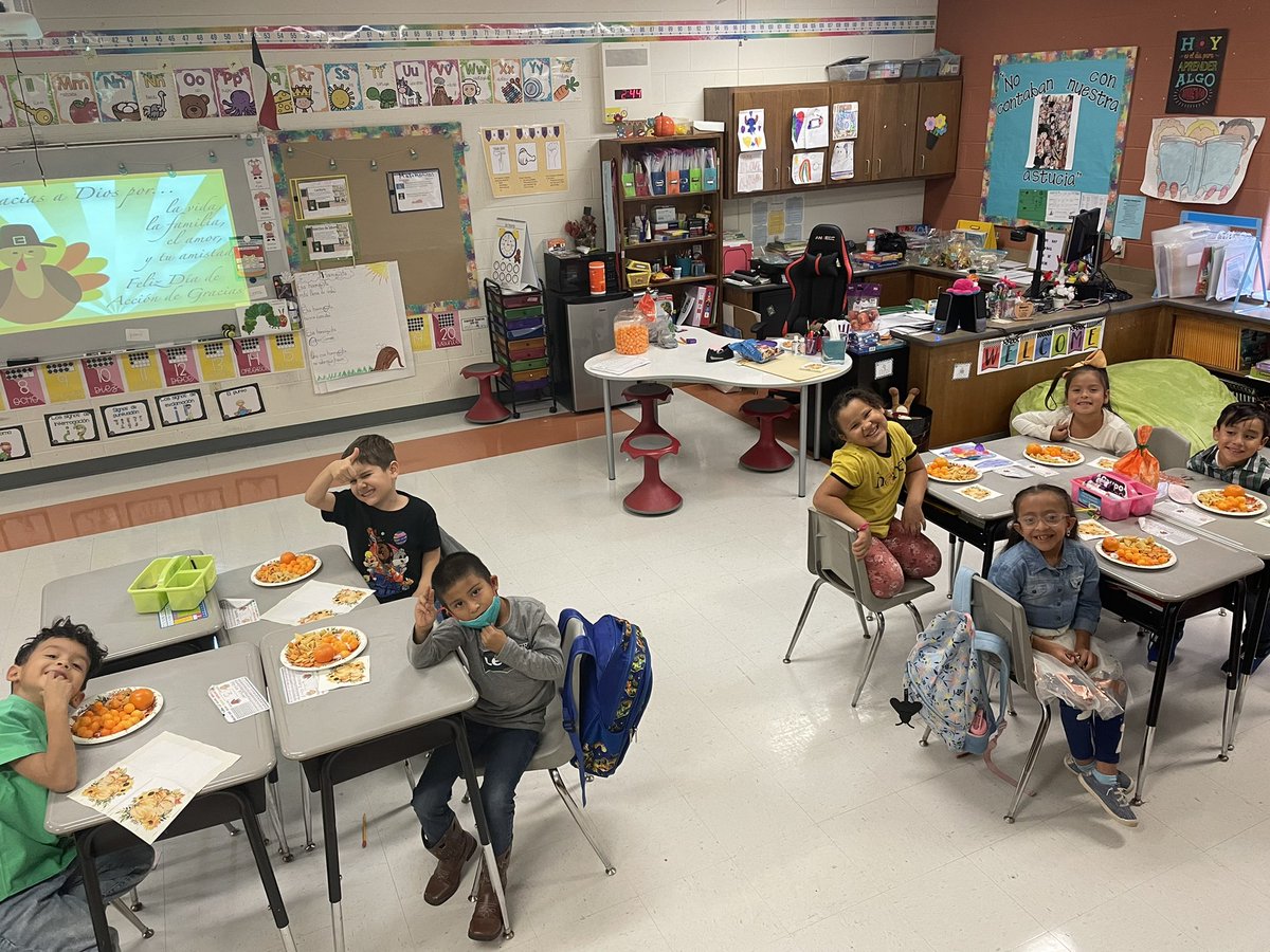 Ms_Alvarado_'s tweet photo. Feliz día de Acción de Gracias 🦃 🍁 @SouthernHillsWF @shmscarrillo #bilingualbrains #Gracias #WFISD @gretamariadame @Kurt https://t.co/2v03Lkk32B