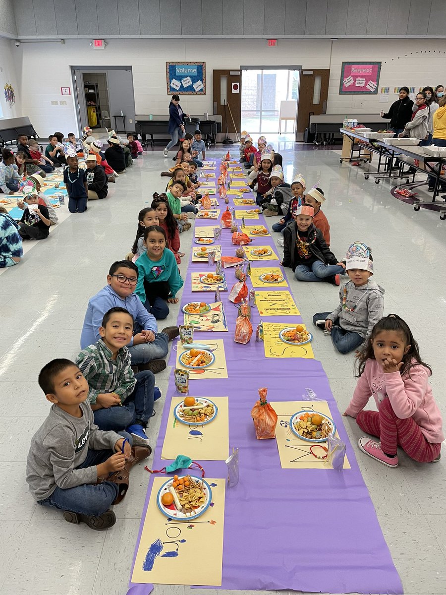 Ms_Alvarado_'s tweet photo. Feliz día de Acción de Gracias 🦃 🍁 @SouthernHillsWF @shmscarrillo #bilingualbrains #Gracias #WFISD @gretamariadame @Kurt https://t.co/2v03Lkk32B