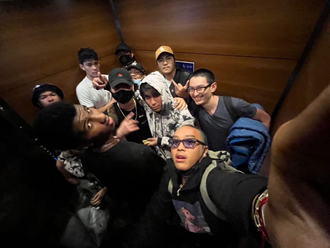 Jays2Wavyy's tweet photo. drunk elevator pic https://t.co/bvZuGNLuIa