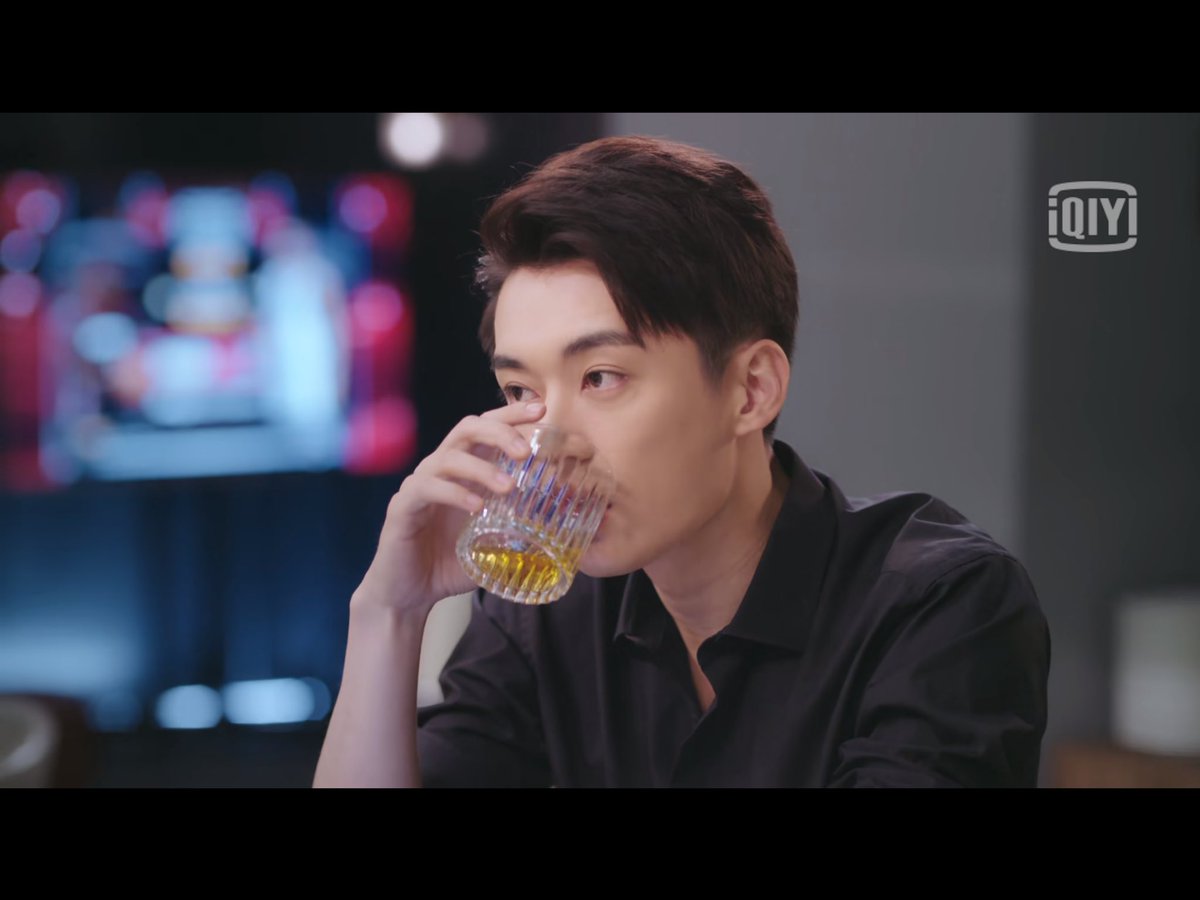 cozymantou's tweet photo. ส่วนตัวเรามองว่าพระเอก #รัตติกาลรัก #LoveatNight เป็นคนที่มี sex appeal สูงมากเลย สามารถทำให้บรรยากาศรอบตัวดูอันตรายขึ้นมาได้แม้จะอยู่เฉยๆ เป็นประเภทที่เดินสวนกันในชีวิตจริงคงเผลอเหลียวหลังตาม และถ้าบังเอิญได้สบตาด้วย แม้จะเสี้ยววินาทีก็ใจสั่นแน่ๆ https://t.co/2vmLT8ycB5