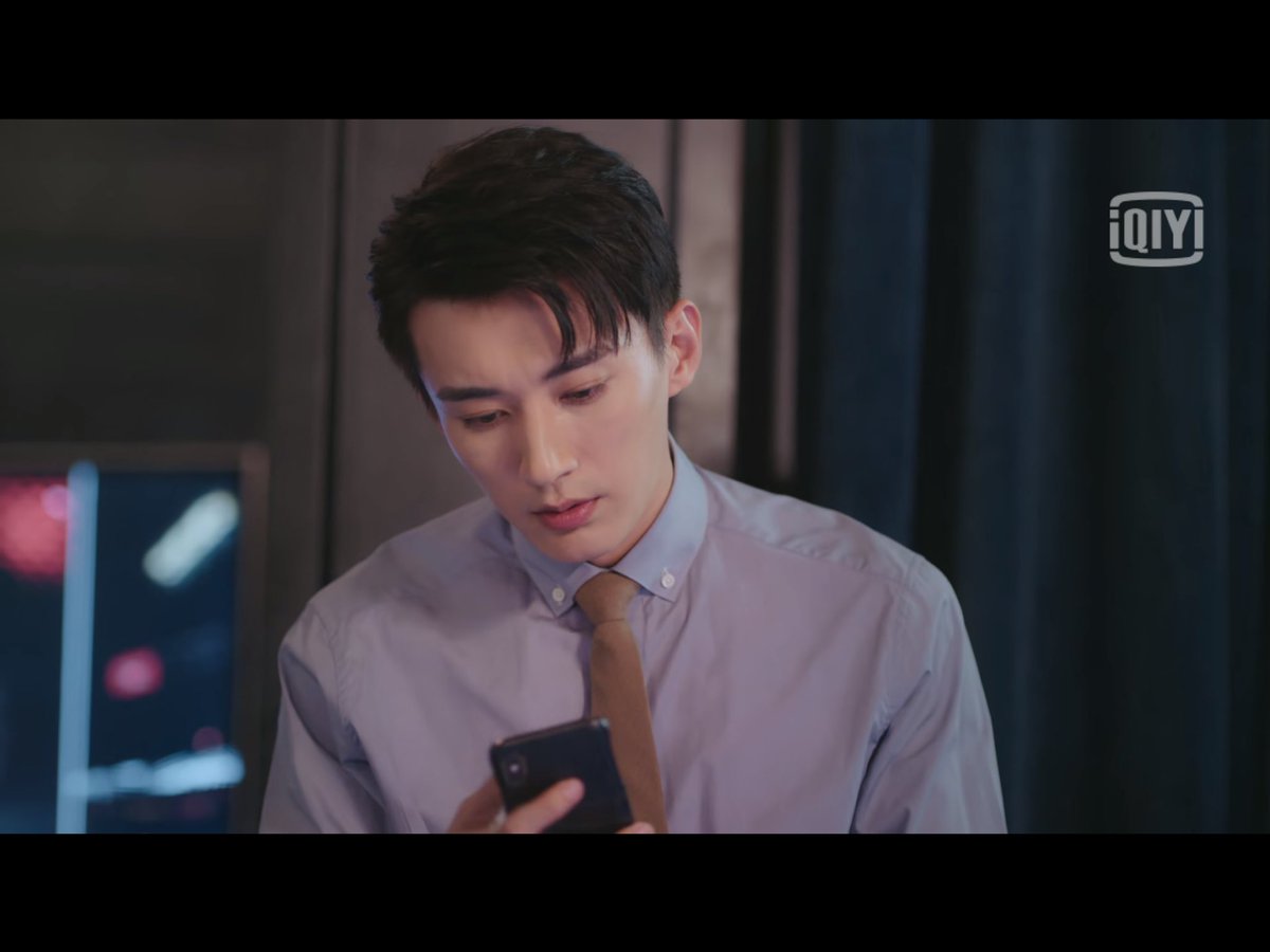 cozymantou's tweet photo. ส่วนตัวเรามองว่าพระเอก #รัตติกาลรัก #LoveatNight เป็นคนที่มี sex appeal สูงมากเลย สามารถทำให้บรรยากาศรอบตัวดูอันตรายขึ้นมาได้แม้จะอยู่เฉยๆ เป็นประเภทที่เดินสวนกันในชีวิตจริงคงเผลอเหลียวหลังตาม และถ้าบังเอิญได้สบตาด้วย แม้จะเสี้ยววินาทีก็ใจสั่นแน่ๆ https://t.co/2vmLT8ycB5