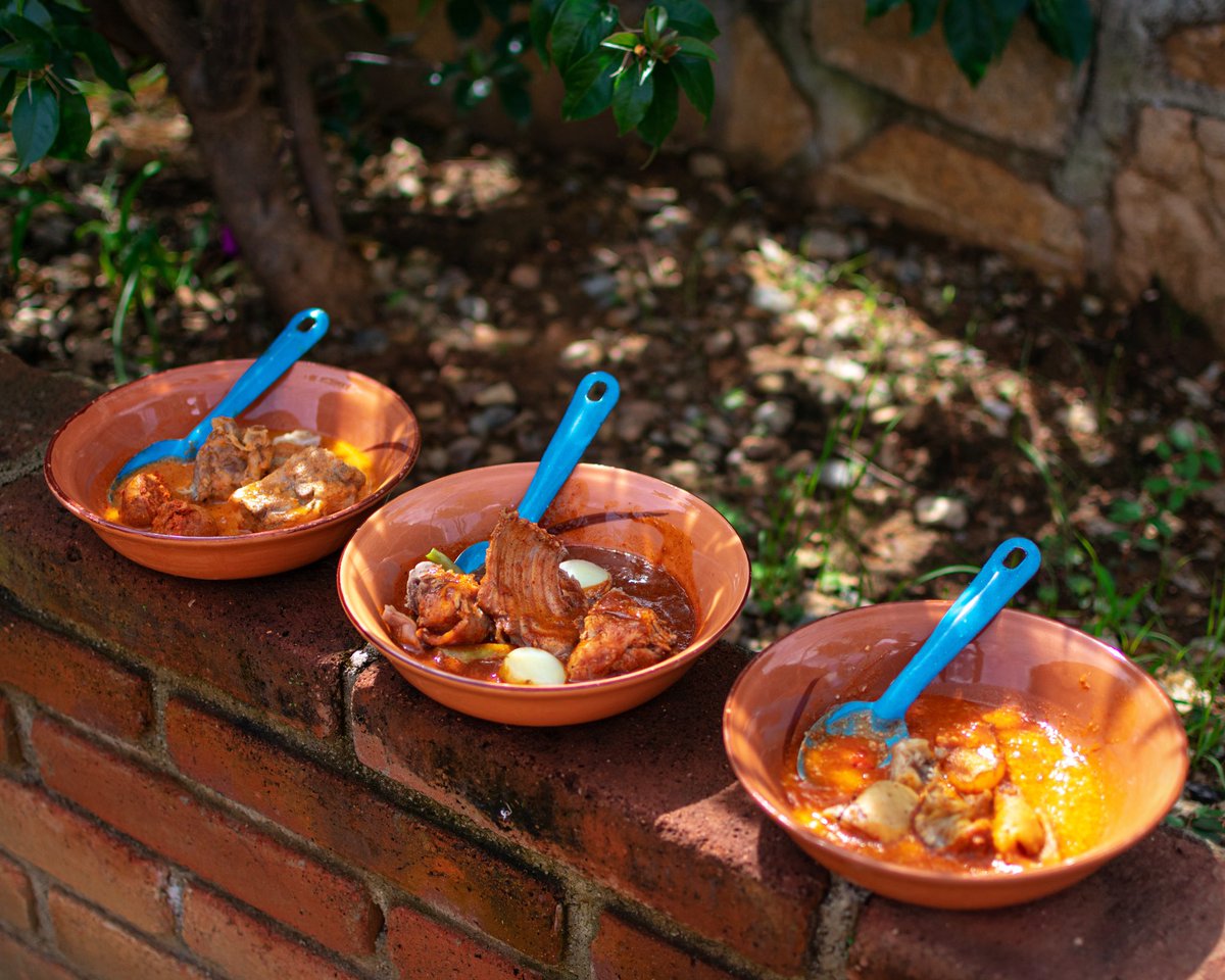 Portozuelo_'s tweet photo. Segueza con biuses, amarillo de conejo o estofado de pueblo ¿Por cuál te vas? 🧡🥘🥓 

Mañana sábado, es día de #Biuses, #Chicharrón y #Carnitas recién salidas del cazo, doraditas, crujientes y calientitas 🐷🍖🔥

#VivePortozuelo #Huerto #Granja #CocinaDeLeña #GuisosTradicionales https://t.co/lMABAjoPnd
