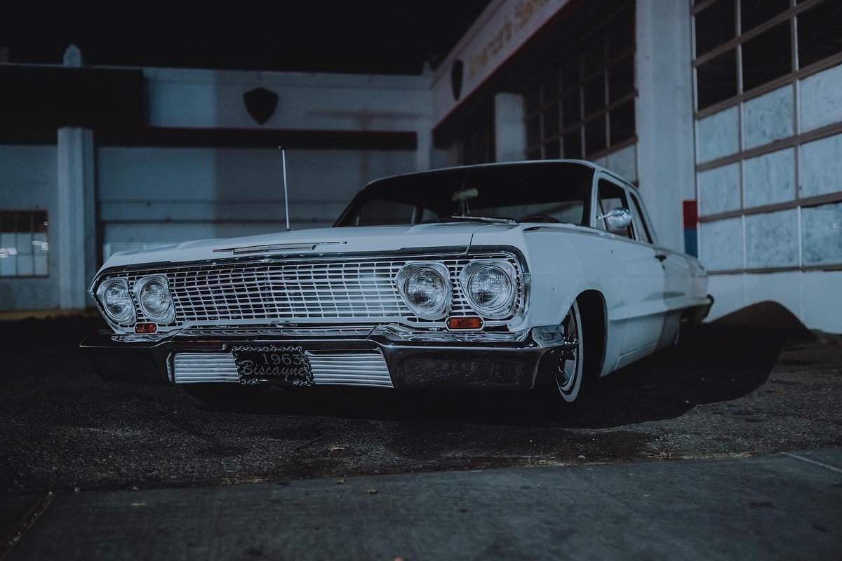thereal_bigmo's tweet photo. Bringing the heat over to twitter... starting with this Biscayne. Posted up looking dapper in downtown Albuquerque, NM. #lowrider #slammed #chevy #Albuquerque #NewMexico https://t.co/Yw51tJslOI