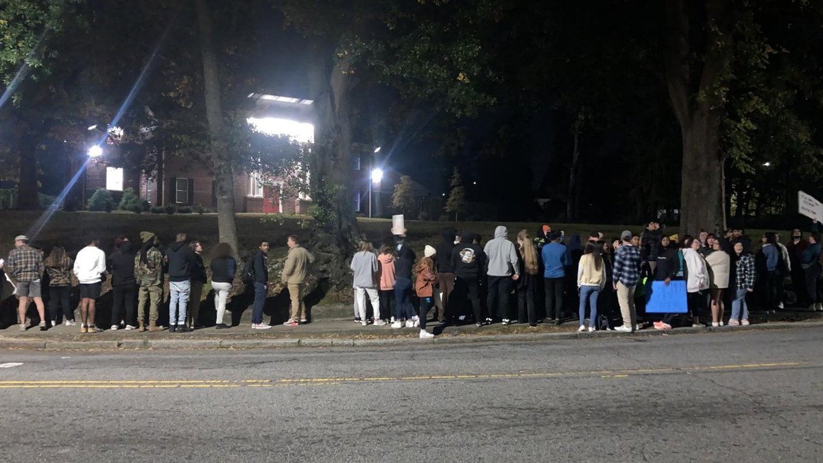 PiRatePR_'s tweet image. East Carolina University&apos;s Student Government Association urging ECU officials to suspend Theta Chi for 100 years. 
witn.com/2021/11/18/ecu…