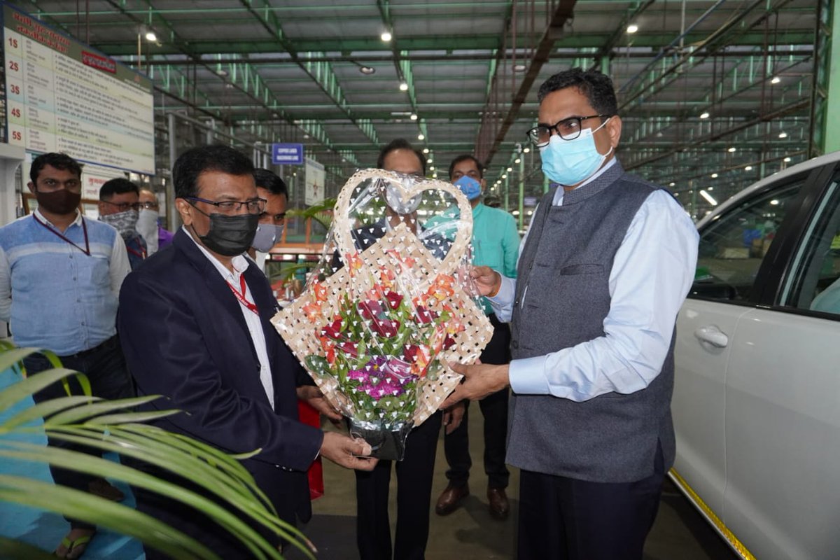 GmOfaj's tweet photo. Shri S. Jaju, IAS, Additional Secretary, DDP, Ministry of Defence, GoI, visits OFAJ, prime unit under YIL. Shri. S Jaju expressed great faith and confidence on the state of the art infrastructure and skilled human resource so to excel and achive great milestones. https://t.co/f5A7ChFoci