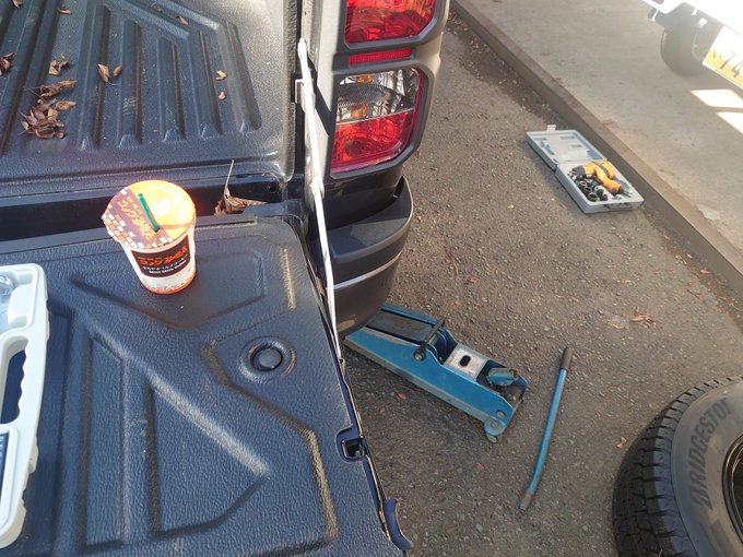 タイヤ交換を行う 