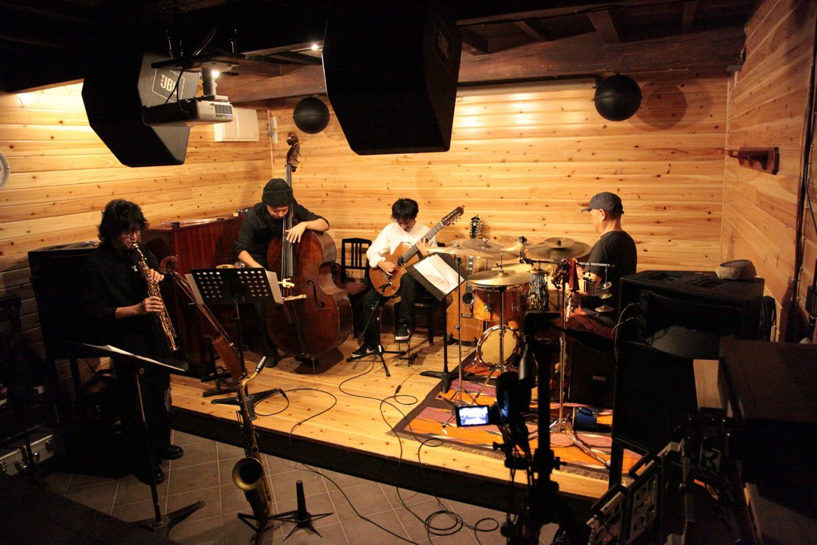 Yamambaia's tweet image. 11/21 日 埼玉県東松山市　音蔵Annex
文化庁AFF 補助対象事業参加公演

Vortex Box
山口廣和 - 7 and 12 string guitars
寺井雄一 - saxophones and bass clarinet
落合康介 - contrabass and 馬頭琴
八尋知洋 - percussions

13:30 open  14:00 start
MC ¥3,000    
埼玉県東松山市上野本509