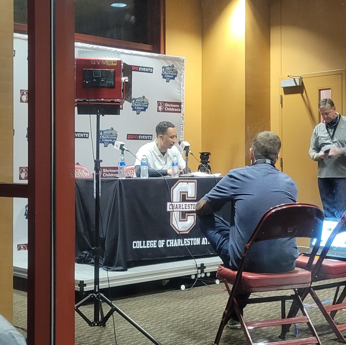 Unbelievable game tonight for #mubb. <a href="/CoachShakaSmart/">Shaka Smart</a> with the post game presser. <a href="/BenSteeleMJS/">Ben Steele</a> up front. #LetsGoMarquette