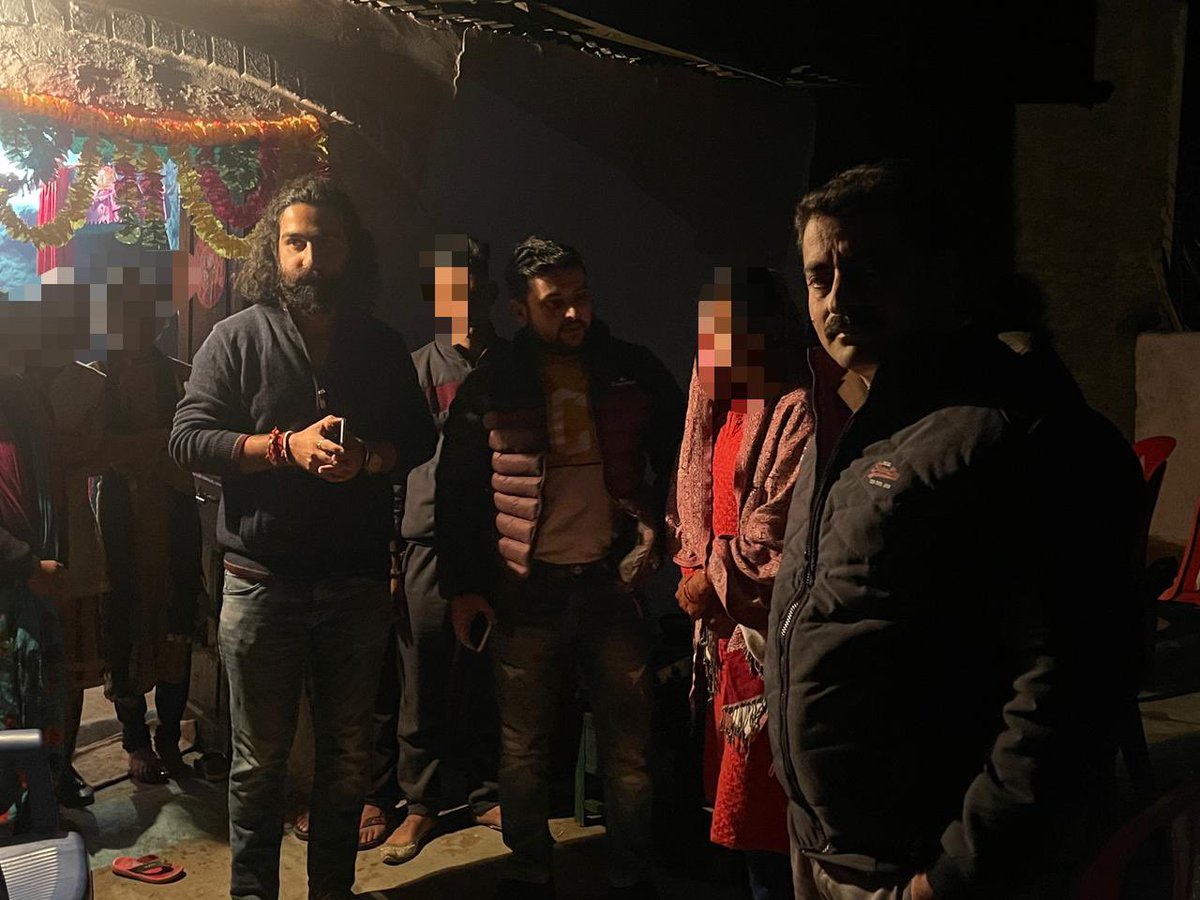 yogi_muktesh's tweet photo. On an urgent call, Last night visited family with team at Brahmpuri Udhampur to provide immediate cash assistance to deserving family who has their girl's wedding ceremony this morning. @svadhayahelping 
 #helpingothers #theyneedyourhelp #sharehappiness https://t.co/GP7nc6kdle