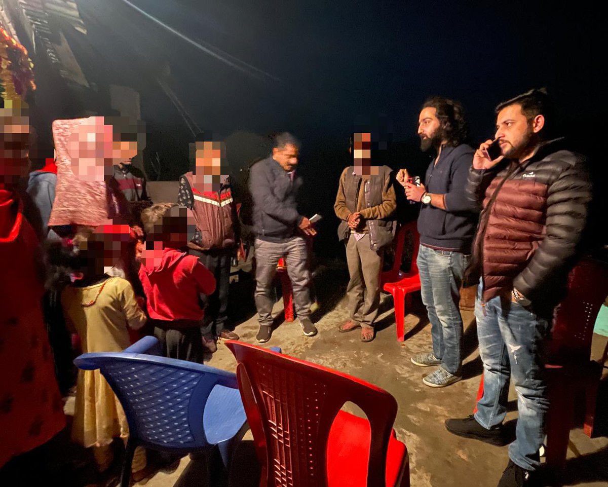 yogi_muktesh's tweet photo. On an urgent call, Last night visited family with team at Brahmpuri Udhampur to provide immediate cash assistance to deserving family who has their girl's wedding ceremony this morning. @svadhayahelping 
 #helpingothers #theyneedyourhelp #sharehappiness https://t.co/GP7nc6kdle