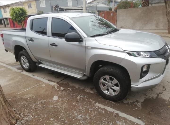 carlesbe31's tweet photo. Camioneta robada cerca del metro Cerrillos, Mitsubishi L200 gris, patente LWLF59, cualquier dato se agradece, RT PORFA @RobadosAutos https://t.co/b5uUhYbnuC