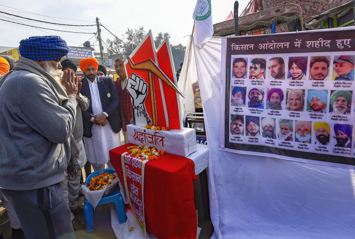Lifeatrisk3's tweet photo. Thank you is not enough for them and their families' sacrifice ... We should make sure that their families have enough to live their life and to fulfill their necessities in their absence @Kisanektamorcha @PMOIndia #KissanEktaJindabad https://t.co/xqE0WSqKaH