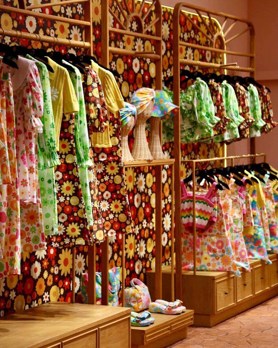 🌸🌼🌺ลุยดงดอกไม้ ส่องคอลเล็กชั่นล่าสุด Resort 2022 ของ <a href="/Sretsisofficial/">sretsisofficial</a> ที่นำเอาพลังความเฟรชของดอกไม้มาอินสไปร์ลงบนเสื้อผ้า ผ่านป๊อบอัพสโตร์ของร้านในคอนเซ็ปต์ The Great Escape นอกจากนี้ยังมีสินค้าไลฟ์สไตล์ Sretsis Table และเฟอร์นิเจอร์ชิ้นเด็ด💚

#SretsisRS22
#RS22TheGreatEscape