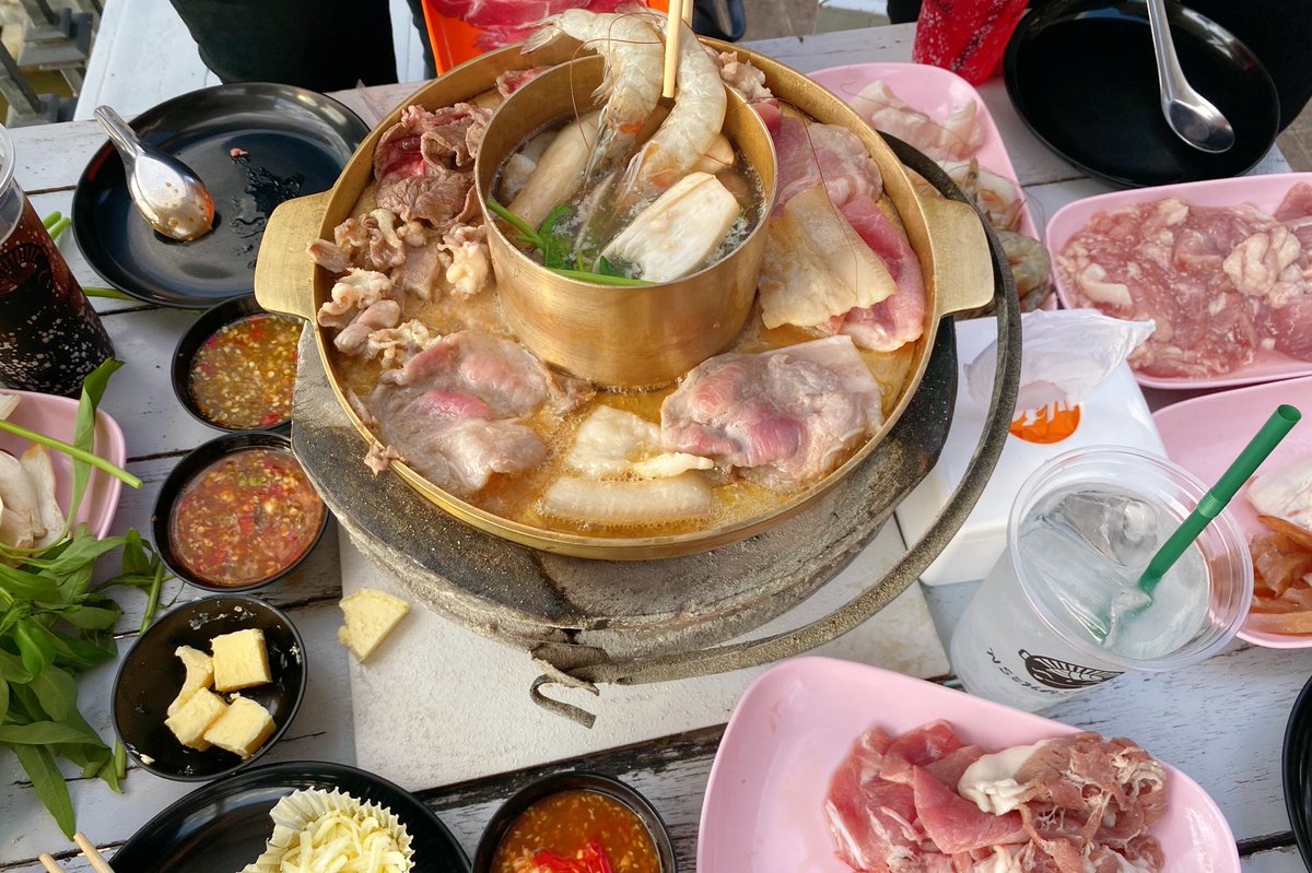 Longmareview's tweet photo. พระนครกริล ท่ามหาราช บุฟเฟต์หมูกระทะวิวหลักร้อย บอกคำเดียวดีย์! เมนูเพียบเนื้อหมูกุ้งหมึก น้ำจิ้มอย่างแซ่บ จ่ายหัวละ 200 กว่าบาท วันธรรมดาไม่จำกัดเวลาด้วย เริ่ดดด กินกับเพื่อนเม้ามอยเพลิน�� แนะนำไปช่วง5โมงนิดๆแดดร่มลมตกพอดี feel good สุดด🥰 #อร่อยไปแดก https://t.co/pJ5jpdnZMY