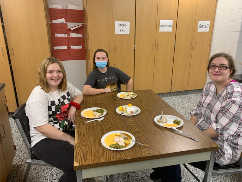 BrannanFACS's tweet photo. FCCLA &amp; Culinary had a wonderful time at their Friendsgiving. We were able to make individual cornucopia's filled with their choice of sweet fillings. Have a wonderful dinner &amp; made Thanksgiving cards for our local nursing homes and homeless shelter. ❤️❤️ @jhsfacs https://t.co/pnrrF0GMfu