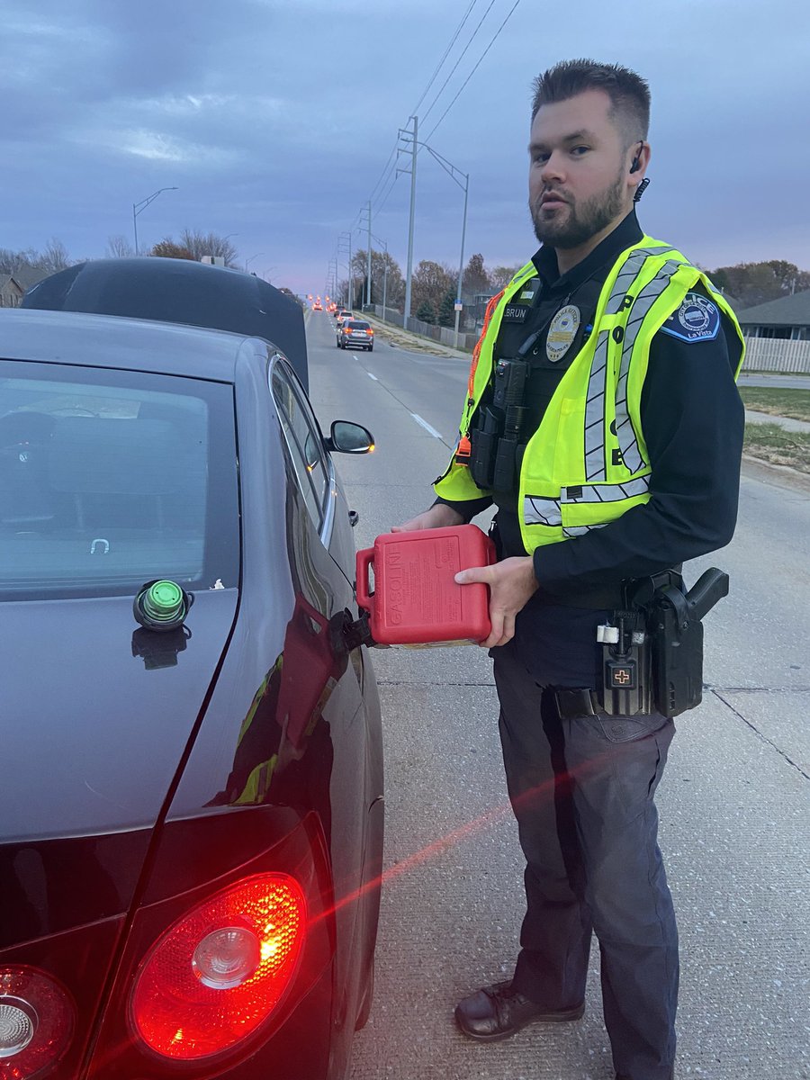 Shout out to <a href="/OfcMittelbrun/">Ofc. Brian Mittelbrun</a> he assisted a motorist who ran out of gas and went and gassed him up with his own money to help the driver out!  I’m proud to serve w/ Officers like this! <a href="/CityofLaVista/">@cityoflavista</a> <a href="/lavistapolice/">La Vista Police</a> <a href="/SgtCollett/">Sgt Scott Collett</a> @CaptKinseyLVPD @LPDChiefLausten