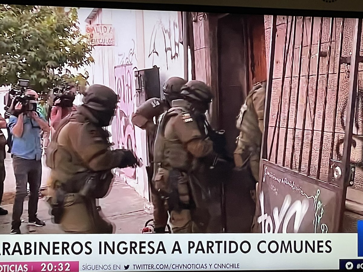 cnashr's tweet photo. Este show no tiene ningún sentido. Ingreso con Carabineros fuertemente armados ingresan x fuerza a sede partido Comunes. Del horror este país. El Ministerio Público debe dar explicaciones. https://t.co/m0xFsPHAP3