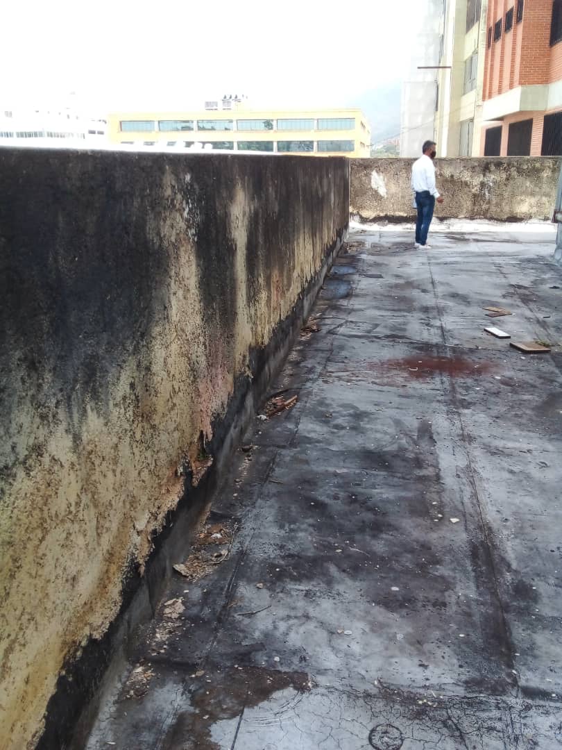 carlossalinas49's tweet photo. ¡Aquí estoy ! Impermeabilizado el techo de la biblioteca en la Universidad Monteávila, Caracas, otro trabajo más, ofrezco mis servicios de impermeabilizacion. https://t.co/IEIDVLgsyA