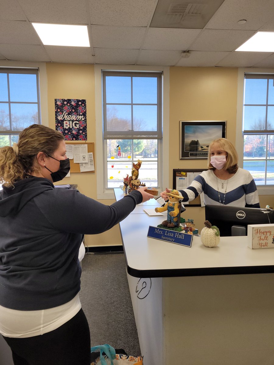 HowellTwpMSN's tweet photo. Thank you Ms. Latteri for delivering pies to the Sundhine Club members today!  A nice way to spread some sunshine!  #HTPSTalentTeams #HTPSSEL https://t.co/R39nRq4FEX