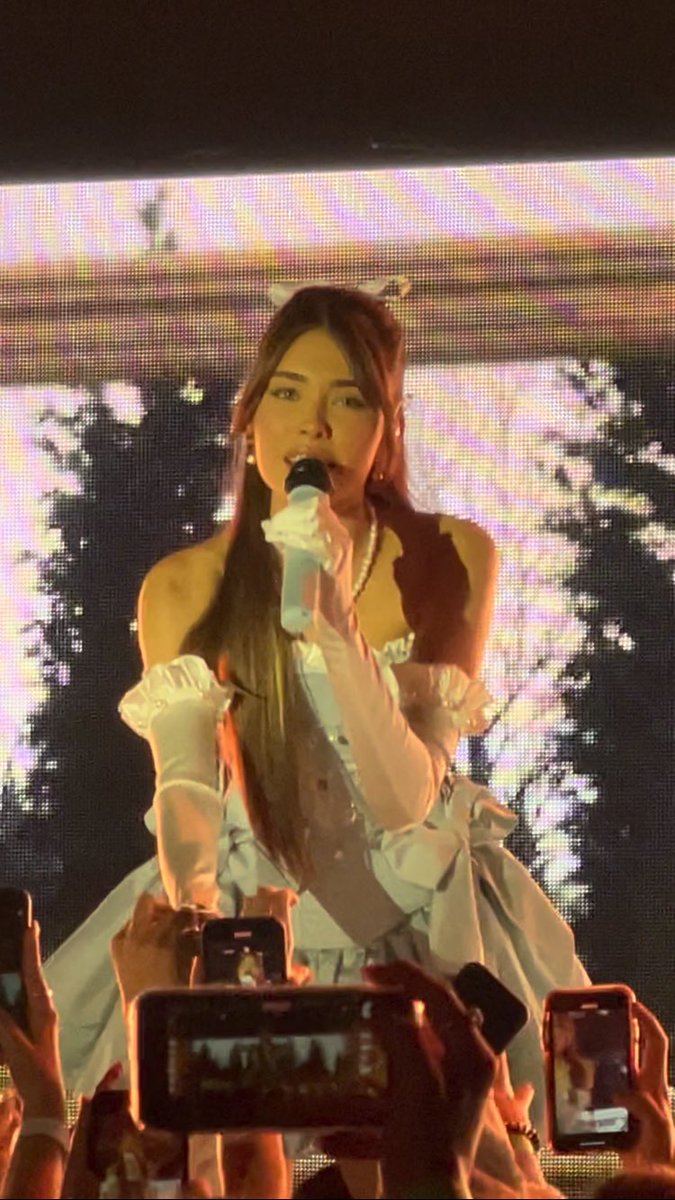 selfishvinyl's tweet photo. some of my fav pics i took from #lsttoronto (a thread) @madisonbeer https://t.co/c407xkaFGN