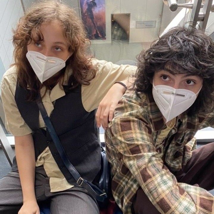 AccessWolfhard's tweet photo. Para quem não conhece ela, o nome dela é Elsie. 
Eles eram amigos e estavam sendo visto juntos bastante recentemente. https://t.co/Eptrbyu7Nb