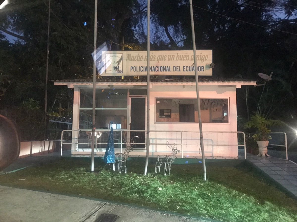 LaVictorEmilio's tweet photo. HOY GUAYAQUIL EN EMERGENCIA
El 28 de octubre a las 6pm aquí ocurrió un robo a mano armada a varios vehículos a 200 m del PAI de @PoliciaEcuador. Hay denuncia en fiscalía. Hoy 19 de noviembre 6:30pm pm EL PAI ESTÁ ABANDONADO. Guayaquil entregado a la delincuencia. @parosemena https://t.co/TBEUjZr5hW