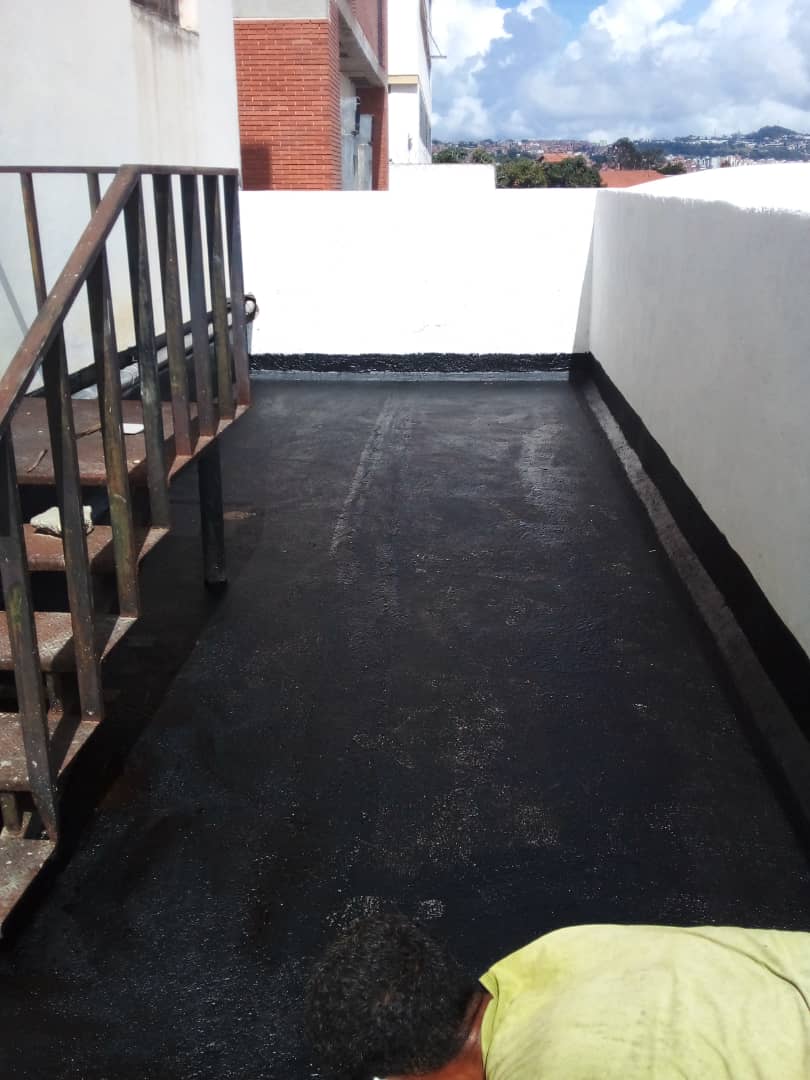 carlossalinas49's tweet photo. ¡Aquí estoy ! Impermeabilizado el techo de la biblioteca en la Universidad Monteávila, Caracas, otro trabajo más, ofrezco mis servicios de impermeabilizacion. https://t.co/IEIDVLgsyA
