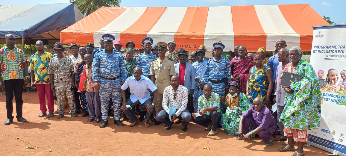soro_sky's tweet photo. Le projet "Gendarmerie de proximité" est entré dans sa phase active les 3 et 4 Novembre à #djebonoua et #Brobo, sous la conduite de la Plateforme de la Société Civile pour la Paix et la Démocratie (PSCPD). #CIV2021 #CIV225 #citoyen_engage #cotedivoire https://t.co/O1rXOrSZZ4