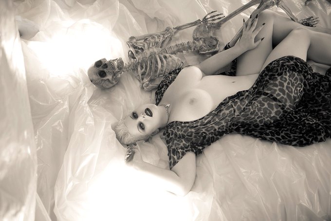 TGIF! 🤘🏻💀 One of my fav recent shots captured by @Shannon_Brooke 🖤 Makeup by @superHELLAomg 💋 https://t