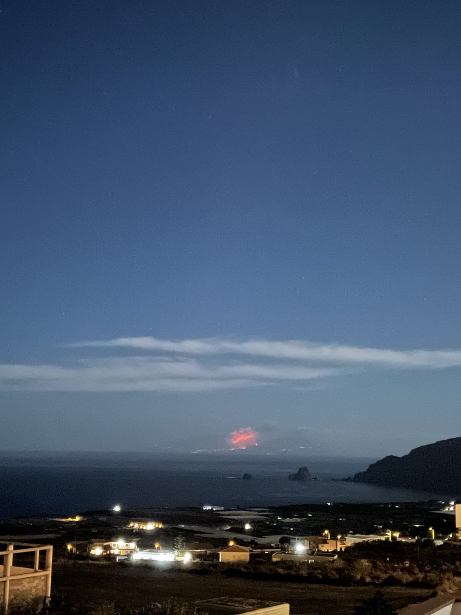 Espectacular imagen del volcán de La Palma desde la Isla de El Hierro. 🇮🇨🌋
#VolcanLaPalma #CumbreVieja #ErupcionLaPalma #CanaryIslands @VolcansCanarias @ELTIEMPO  #LaPalmaeruption @ElHierro_Meteo @ElHierroRB #iPhone12Pro