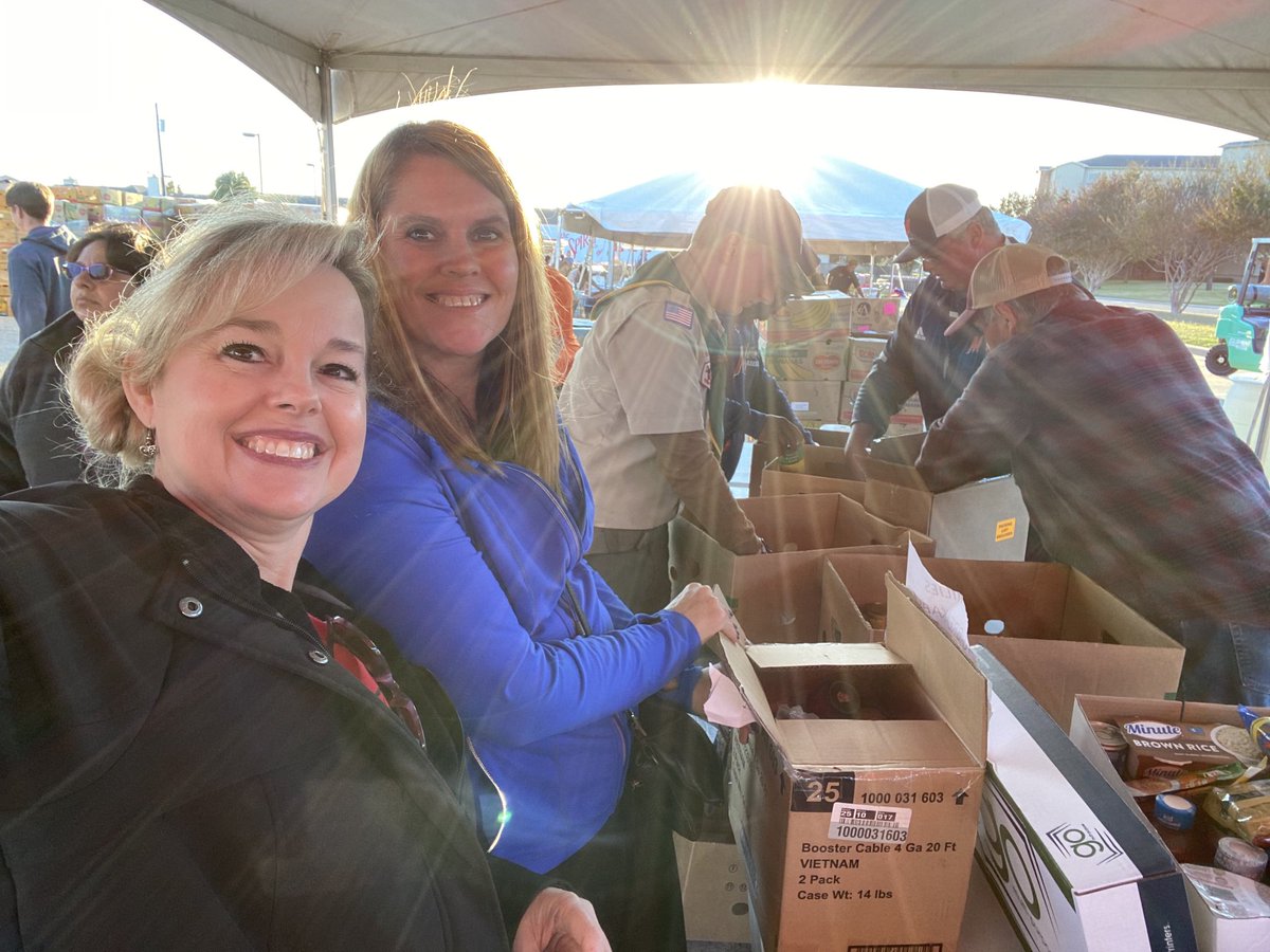 gloff_melanie's tweet photo. ⁦@HewittElem⁩ we donated 1,037 items to Food for Families. Way to Go Hewitt Elementary and Happy Thanksgiving!  #BrightFuturesAtHE #MidwayISD #CharacterStrong https://t.co/LqyHXJh28s