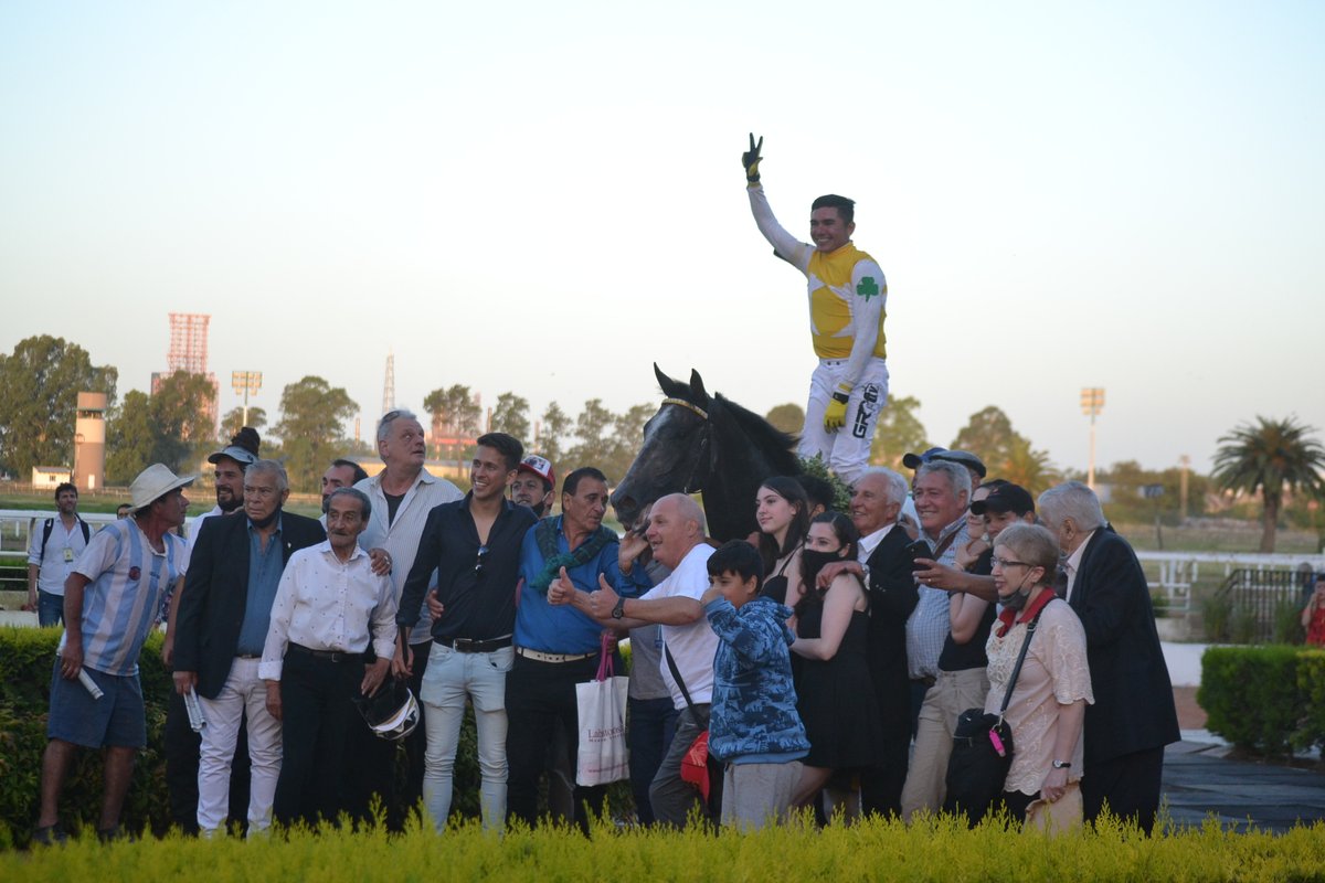 cpulgar28's tweet photo. Se disputó el Gran Premio Dardo Rocha G1 Internacional, sobre la distancia de 2400 metros, para todo caballo de 3 años y más edad, oriundo de cualquier país, en el que se impuso ZURAN ZURAN, son la conducción de francisco Leandro Goncalves, caballeriza Anaxor
#turf #DeTurfUnPoco https://t.co/0PhY9qsi1B