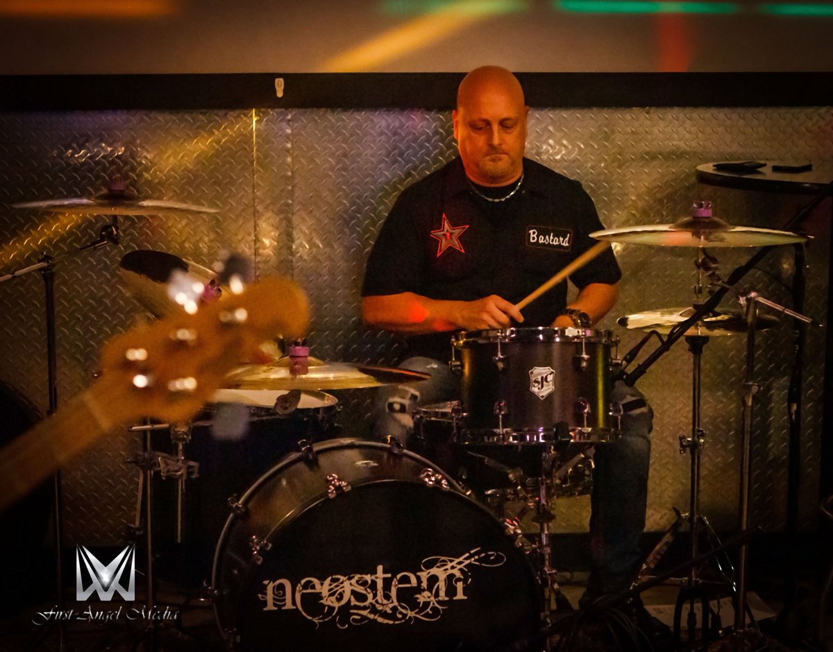 NeostemBand's tweet photo. part 2 of the pictures from our latest show at the halftime lounge on 11/13/21 #music #livemusic #grunge #alternative #neostem https://t.co/rHproFfnb3