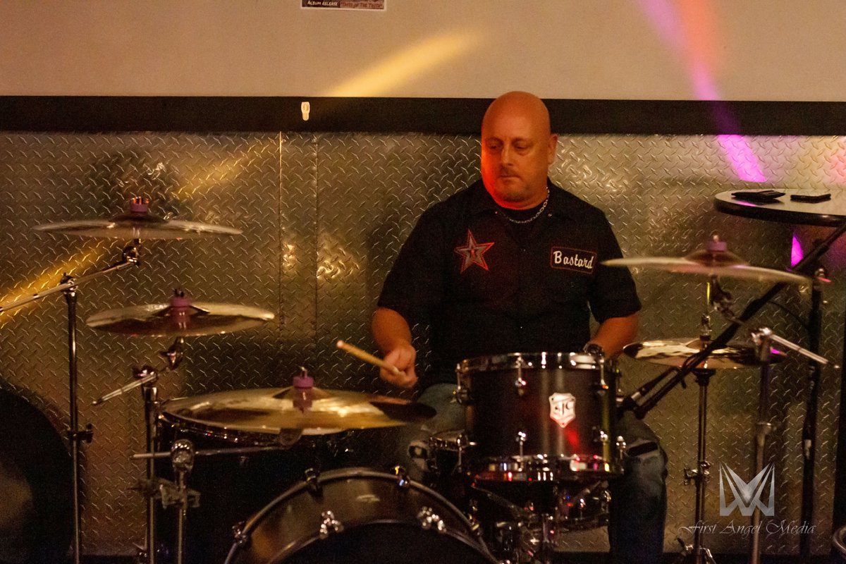 NeostemBand's tweet photo. part 3 of the pictures from our latest show at the halftime lounge on 11/13/21 #music #livemusic #grunge #alternative #neostem https://t.co/YeEO689Q8x