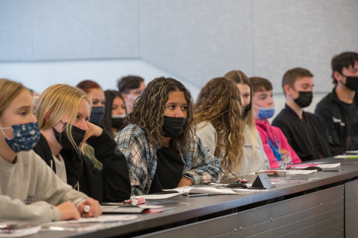 WSUSpokane's tweet photo. We were 𝐓𝐇𝐑𝐈𝐋𝐋𝐄𝐃 to have K-12 students back touring campus in-person! 

This week we shared our @WSUMedicine, @WSUNursing and @WSUPharmacy offerings to students from University High School!

@CVSDspokane 

#GoCougs | #Spokane https://t.co/D7XrE3eqpa