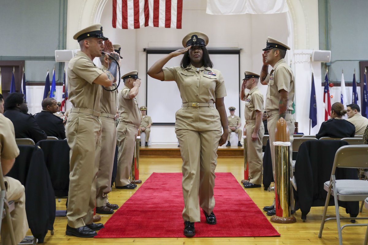 USNavy's tweet photo. 1️⃣  @CFAY_Japan area commands CPO pinning ceremony @INDOPACOM.
2️⃣  #USSDanielInouye arrives @JointBasePHH.
3️⃣  #USSEssex @USMC #fltops @US5thFleet.
4️⃣  Sailors monitor a chat room during a cyber exercise aboard #USSSiouxCity @NAVSOUS4THFLT.
ℹ️ &amp; 🔽: https://t.co/w6DdANpmpj https://t.co/kYjFtk6itU