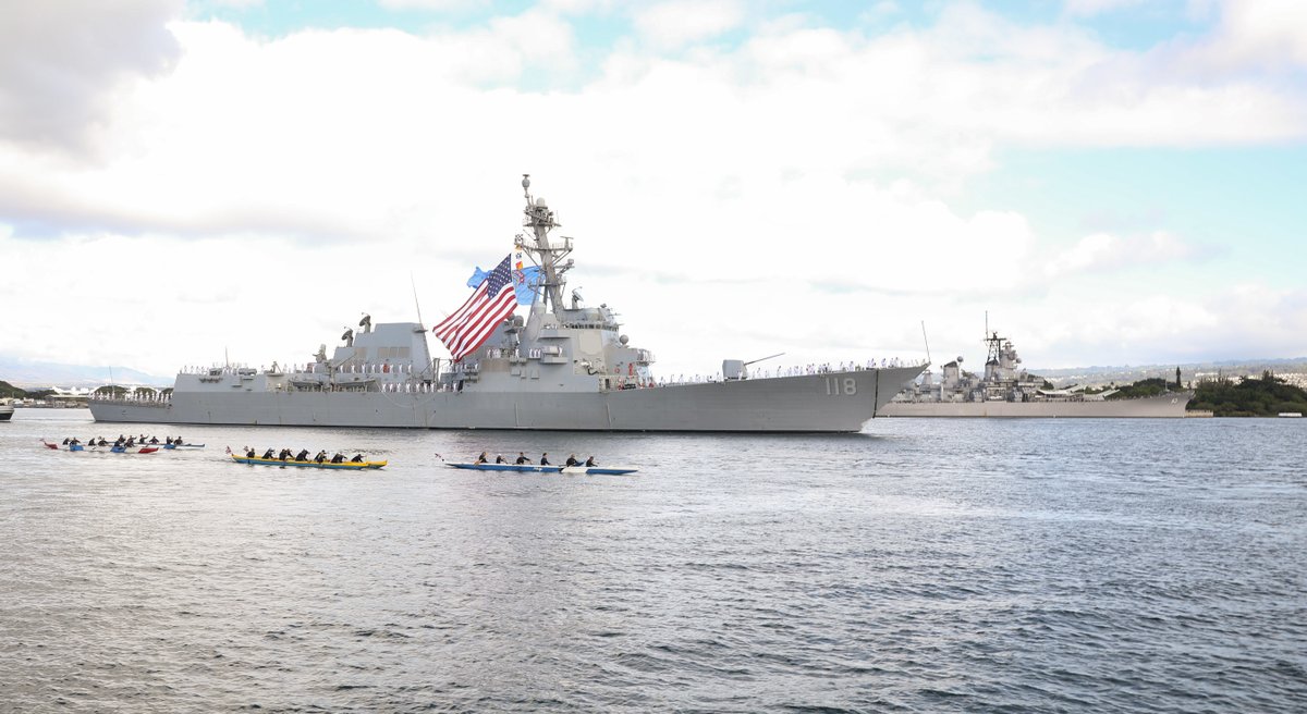 USNavy's tweet photo. 1️⃣  @CFAY_Japan area commands CPO pinning ceremony @INDOPACOM.
2️⃣  #USSDanielInouye arrives @JointBasePHH.
3️⃣  #USSEssex @USMC #fltops @US5thFleet.
4️⃣  Sailors monitor a chat room during a cyber exercise aboard #USSSiouxCity @NAVSOUS4THFLT.
ℹ️ &amp; 🔽: https://t.co/w6DdANpmpj https://t.co/kYjFtk6itU