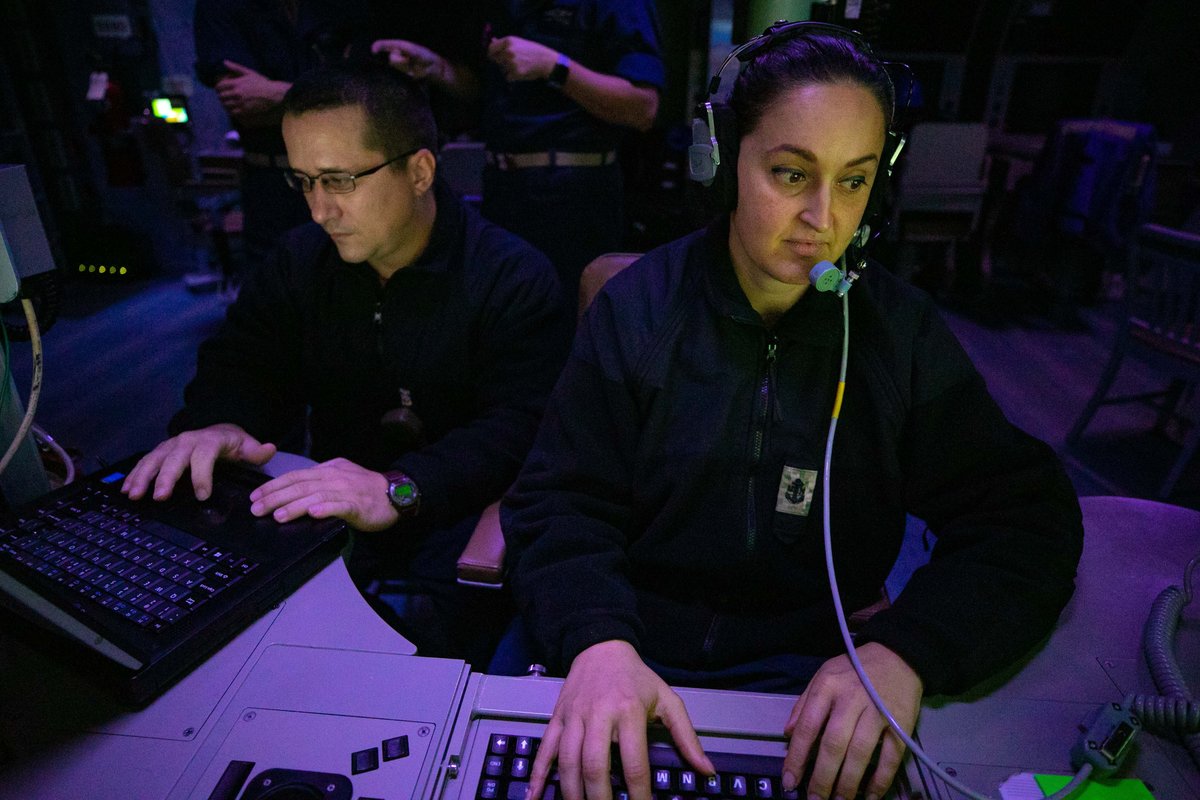 USNavy's tweet photo. 1️⃣  @CFAY_Japan area commands CPO pinning ceremony @INDOPACOM.
2️⃣  #USSDanielInouye arrives @JointBasePHH.
3️⃣  #USSEssex @USMC #fltops @US5thFleet.
4️⃣  Sailors monitor a chat room during a cyber exercise aboard #USSSiouxCity @NAVSOUS4THFLT.
ℹ️ &amp; 🔽: https://t.co/w6DdANpmpj https://t.co/kYjFtk6itU