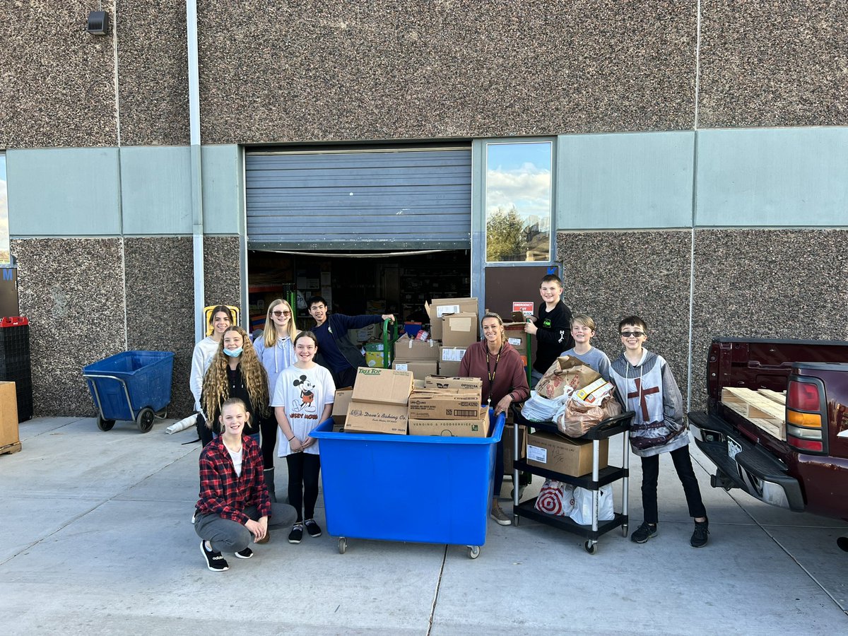Anderson_in_4th's tweet photo. Mesa students and staff donated over 1,300 lbs of food for the NJHS food drive. All donations went to the Douglas County Help and Hope Center. Way to go! @Mesa_middle https://t.co/soQqFAEntL