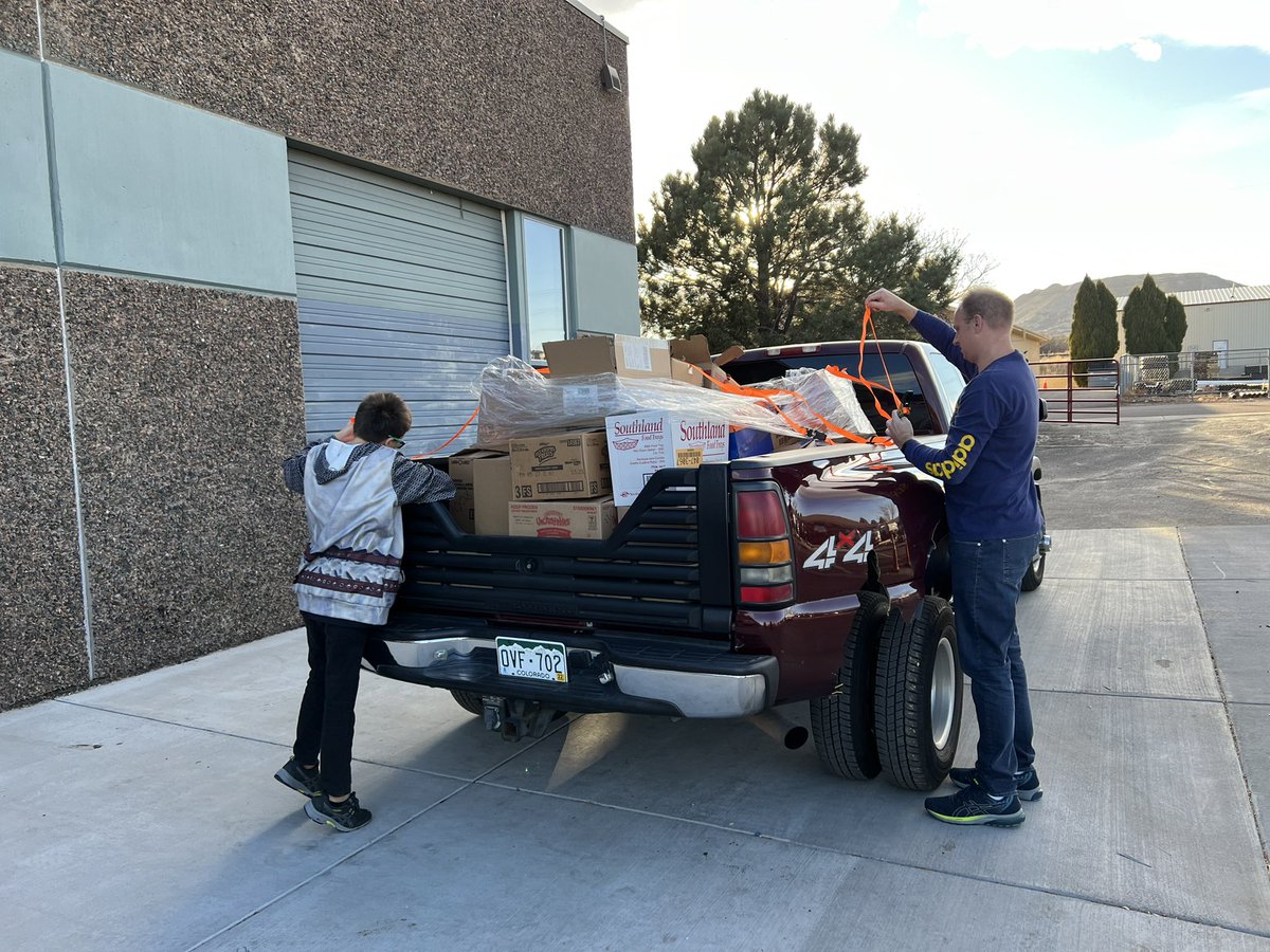 Anderson_in_4th's tweet photo. Mesa students and staff donated over 1,300 lbs of food for the NJHS food drive. All donations went to the Douglas County Help and Hope Center. Way to go! @Mesa_middle https://t.co/soQqFAEntL